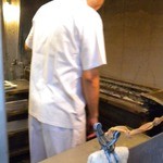 割烹 蒲焼 大沼 - 一階南側の焼き場は外から見えます