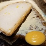 馳走 啐啄一十  - (04)揚げ海老芋(大阪府富田林産)
      極薄味の出汁で味付けされた海老芋、裏漉しの様に軟らかく、口に入れると融けて優しい甘みが拡がります
      外側は揚げた薄衣がパリッとアクセントになっています。