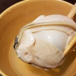 馳走 啐啄一十  - (05)蛤(静岡県駿河湾産、サスエ前田魚店)、柚子皮、利尻昆布&血合いを除いた鮪節出汁のお椀
      産卵期は初夏～夏、旬は産卵前の春～初夏
      煮られた蛤は噛む毎に身の中から溢れ出す旨みの津波に押し流されるよう