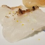 馳走 啐啄一十  - (07)炭火炙り虎魚(広島県豊島産、広島吉文、3日寝かせ)
      産卵期は初夏～夏、通年を通して美味しい
      冬は更に脂がのり、炭火で炙ると表面に溢れ出す
      活性化した脂の旨み、透明感のある甘み
      存分に堪能