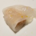 馳走 啐啄一十  - (12)皮剥、肝包み(広島県江田島、当日〆)
      産卵期は初夏～夏、旬は秋～冬
      驚くほど透明感があり、細かなサシ入り
      身に包んだ肝は円やかな濃厚クリームチーズのよう
      僅に胡麻油を垂らして整えてあります