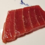 馳走 啐啄一十  - (13)本鮪赤身ヅケ(青森県大間産、延縄、やま幸、196kg、14日熟成)
      日本近海の本鮪の産卵期は春～夏、旬は初秋～冬
      日本近海本鮪特有の薫り、微かな酸味と華やかな旨みを感じました