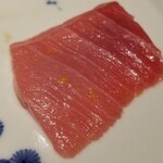 馳走 啐啄一十  - (14)本鮪背トロ(青森県大間産、延縄、やま幸、196kg、14日熟成)
      お腹の中トロは濃厚ですが、背トロは同じ中トロでも上品な脂の旨みです
      トロ系統は舌で5秒ホールドすると体温でサラッと融け始めます