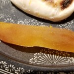 馳走 啐啄一十  - (16)自家製唐墨(兵庫県坊津産)
      こちらも塩抜きは徹底されていますが、旨みよりも甘みが強い、微かに塩みも感じます
      2つ食べ比べましたが、こちらの方が味わいのキメが細かく好みでした