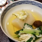馳走 啐啄一十  - (18)聖護院蕪(京都府産)、天然水菜、湯葉、小椎茸(徳島県産)、削り真昆布載せ、真昆布&いりこ、鰹節、鯖節、あご節の出汁
      お出汁は野菜で食べたい！を叶える素晴らしきお椀
      優しい味わい複雑な旨みの後味