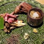 馳走 啐啄一十  - (19)炭火焼き薄切り榊山牛ロースの刻み、炭火焼き舞茸
      (20)炭火焼き薄切り榊山牛中落ちカルビ