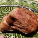 馳走 啐啄一十  - (20)炭火焼き薄切り榊山牛中落ちカルビ(未経産雌牛、広島県熊野産、32ヶ月以上の長期生体熟成)
      強烈な脂のり、肉自体の味もストロング
      2切れだけですが私的にはジャスト！
      平野大将が焼いて下さいました