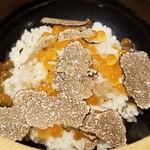 馳走 啐啄一十  - (21)冬トリュフご飯、イクラ掛け
      2000年頃にイタリアでの約2週間のテレビロケ旅にてイタ飯に飽きて遊び心で作ったメニュー
      元祖トリュフ飯を謳うお店もありますが、俺が日本初とは平野大将の弁