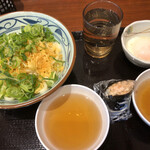 丸亀製麺 - かけうどん大盛り、温泉卵、だし汁2皿、鮭おにぎり！