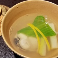 馳走 啐啄一十  - (05)蛤(静岡県駿河湾産、サスエ前田魚店)、柚子皮、利尻昆布&鮪節出汁のお椀
                    利尻昆布出汁は透明感がありながらも輪郭がはっきりしたキレのある味わい
                    邪魔しない血合いを取り除いた鮪節の濃い深みが良い