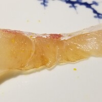 馳走 啐啄一十  - (08)真鯛ヅケ(愛媛県来島海峡産、広島吉文、5日寝かせ)
                      産卵期は冬～春、旬は初夏～初秋
                      3日寝かせより活かってプリプリ感が増し、5日寝かせよりも旨みと甘みが増す
                      ハッキリと技術の向上があったよう