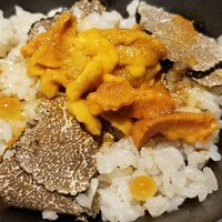 馳走 啐啄一十  - (21)冬トリュフご飯、イクラ掛け、蝦夷馬糞雲丹(北海道産)載せ
                    冬トリュフの華やかで艶やかな薫りが立ち昇って来ます。
                    イクラと蝦夷馬糞雲丹の旨みや甘みを加えてより濃厚な味わいをじっくり楽しみました