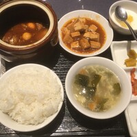 金香楼 - 牛バラ壺煮込みと麻婆豆腐980円