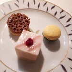 HOTEL DE MIKUNI - ⚫マリー・アントワネットティーと三種の小菓子(フランボワーズのオペラ・緑茶とベルガモットのマカロン・フロランタン)
