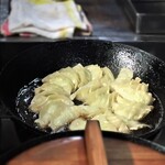 新ちゃん - ぎょうざ４人前　たっぷりのラードで焼き上げてます