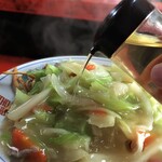 新ちゃん - かたい焼そば　たっぷり酢を掛けて