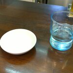 手打らーめん　玄 - 先にスタンバってくれてた。お冷やと小皿。