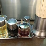手打らーめん　玄 - 調味料はキレイです。もっとも伊勢崎の「日進食堂 本〇」さんには敵(かな)いませんがね。