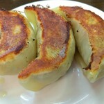 手打らーめん　玄 - ご覧ください。このフォルム、このテクスチャー。自信ありげでしょー。いただく前から美味しさを感じてしまう。美味しさが伝わってきます。ほんとスゴい餃子があったものです。わたしの世界では一番の餃子です。