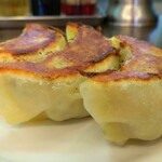 手打らーめん　玄 - まずは「餃子(3個入)」(¥300-税込)から登場です。うんうん、これこれ。去年の年の瀬にも食べてた。真ん丸してて大きめサイズなんですよね。焼き色が上手い具合にこんがりとしてます。うーん、良い匂いだ。