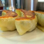 手打らーめん　玄 - 真横から眺めても、ねっ！この貫禄スゴいでしょっ！　なんてったって世界一の餃子ですからね。「閣下」とか「Sir : サー(ナイト爵）」とか付けてお呼びしなければなりませぬ。「玄餃子閣下~!」