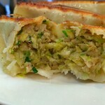 手打らーめん　玄 - お箸で、ひとつ割ってみました。意外と形崩れしません。しっかり作られてますからね。皮はやや厚めで、具はしっかり詰まってますし。綺麗に断面を見ることができました。野菜たっぷりですね。だから沢山食べてもok