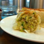 手打らーめん　玄 - ぱくっ、「カリッサクッザクジャク」そんな感じです。分かりにくいかな?　ぱくっとお口に入れます。そして咀嚼(そしゃく)を始めると、焼けた皮がカリッ、サクッ。そして具(あん)の野菜たちをザク、ジャク…