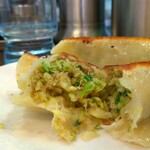 手打らーめん　玄 - 焼けた皮がカリッ、サクッ。そして具(あん)の野菜たちをザク、ジャク…