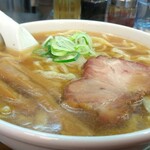 手打らーめん　玄 - あれっ、きょうのスープはトンコツ優勢のようです。鶏ガラと煮干しは後ろに引っ込んでる感じ。でも、これも良いですよ。丼から漂うトンコツの香り、良いです。良いです。