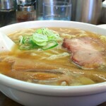 手打らーめん　玄 - 続いて「手打らーめん」(¥750-税込)が出てきましたよ。うんうん、この麺！　はいはい、このスープ！　お顔が自然と近付いちゃう。うーん、良い匂いだ。あれっ、きょうのスープはトンコツ優勢のようですね。