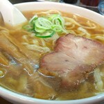 手打らーめん　玄 - この麺が美味しいんだなぁ。これらでしか食べられませんね。「やや多加水やや縮れ不揃い中太手打麺」とでも言いましょうかね。藤岡の「〇やご食堂」さんと太田の「森田屋 支店 太〇店」さんの間で、後者に近い麺。