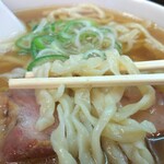 手打らーめん　玄 - ほうら、けっこう不揃いでしょっ！チュルチュルでもなく、ピロピロでもなく、それらよりも、もう少ししっかりめの食感が独特なんです。