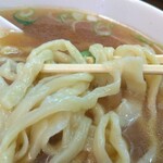 手打らーめん　玄 - どんどんどんどん食べ進めます。夢中になって食べ進めます。