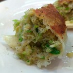 手打らーめん　玄 - 最後に味変、酢と白胡椒をかけていただきます。酢・醤油・辣油の方が合いますね。こちらの餃子の最大の特徴として「肉桂(桂皮)」が入ってると思います。白胡椒だと「香り高い香辛料の王様」を邪魔しちゃうんだね。