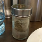 手打らーめん　玄 - これが味変に使った白胡椒。玄さんの餃子に「酢胡椒」は合いません。「酢醤油辣油」が良いです。