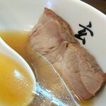 手打らーめん　玄 - 終盤は、いつものように叉焼をひと口噛(か)じってはスープをひと口いただきます。味わって…味わって…丁寧にいただくのだ。