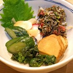 季節料理 山田屋 - 香の物と梅風味のちりめんじゃこ