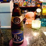 スモーレスト・バー  - 月山ビール（ピルスナー）。コロナのように、瓶から直接いっちゃえ！