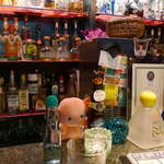 スモーレスト・バー  - わさっとした雰囲気の店内。ピンク色の不思議な生き物がいるが、今回は会話できず