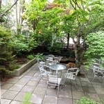 フランス菓子ペシェ・ミニヨン - 中庭