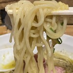 煮干らーめん 紫乱  - 麺はぱつぱつ麺ではなく柔らかい麺が使用されています