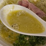 煮干らーめん 紫乱  - 洋風ですがしっかり煮干しスープ