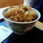 吉野家 - 娘オーダーの牛丼＋超特盛り(笑)。￥805（税込）
            吉野家のザ・スタンダード！