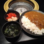 焼肉 いしび - 和牛カレー500円、福神漬け／らっきょ30円(税込)