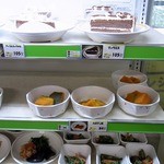 クラーク食堂 - オーダーしたラーメンをもらってレジに行く迄に一品のコーナーがあります。 ・ほうれん草のゴマ和え　７３円 ・ほうれん草のおひたし　６３円 ・きんぴらごぼう　６３円 ・オクラのごま和え　５２円 ・冷やっこ