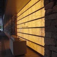 グランド キッチン - エントランスの天然石の照明