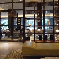 グランド キッチン - 一面ガラス張りの向こうにはテラスがあり、その先はお濠