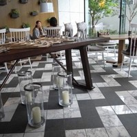 グランド キッチン - いくつかの空間に分かれていて、ここはサンルームのような部屋