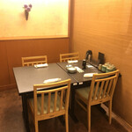 h Kiduna sushi - 席は半個室でした