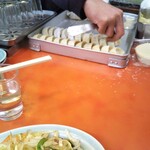 丸吉飯店 - 餃子を製造中(2020年12月22日撮影)